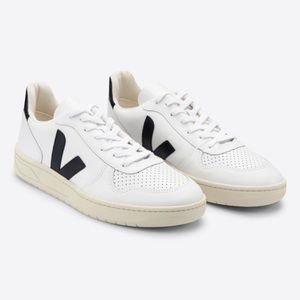 NWT V-10 Leather Veja sneakers